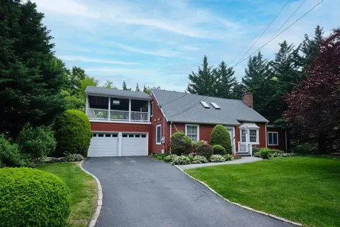 28 Rose Ave, North Hempstead, NY 11021