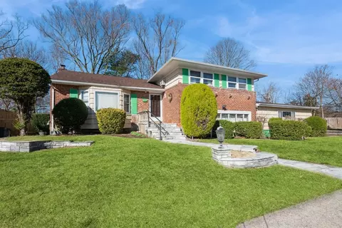 18 Chapin Rd, Farmingdale, NY 11735