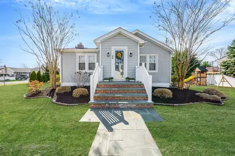 30 Hope St, West Babylon, NY 11704