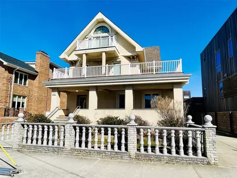 136 Beach 140th St, Rockaway Park, NY 11694