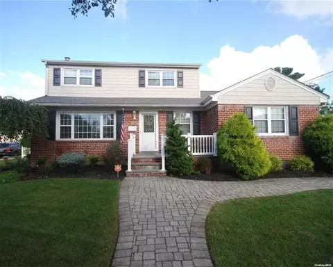 61 N Martin Rd, Bethpage, NY 11714