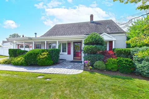 2 Hickory Ln, Levittown, NY 11756