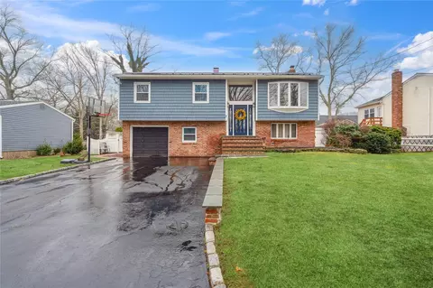 108 Hawkeye St, Ronkonkoma, NY 11779
