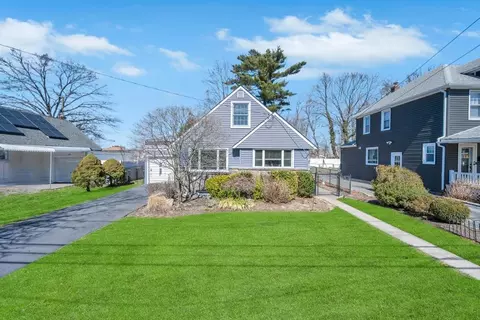 216 W Marie St, Hicksville, NY 11801