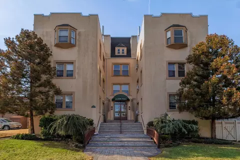 714 School St #A4, Baldwin, NY 11510