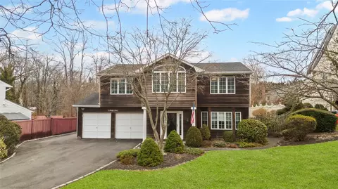 93 Cardinal Ln, Hauppauge, NY 11788