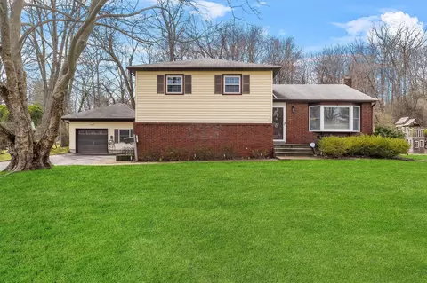 17 Birch Dr, Clarkstown, NY 10954