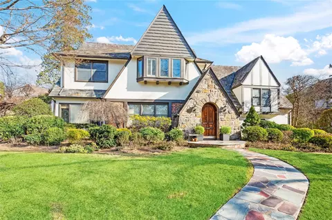 6 Darley Rd, North Hempstead, NY 11021