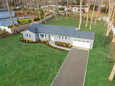 48 Oak St, Smithtown, NY 11787