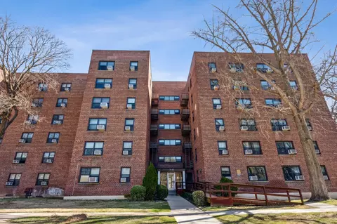 75-35 210th St #4E, Oakland Gardens, NY 11364