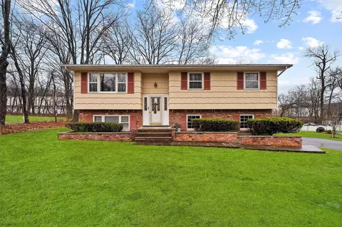 16 Lakeland Ave, Clarkstown, NY 10920