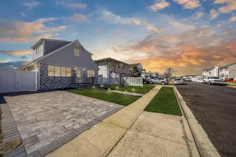27 W Granada Ave, Lindenhurst, NY 11757