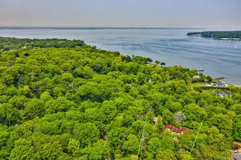 262 Harbor Acres Rd, North Hempstead, NY 11050