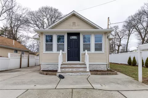 83 Stevens St, Freeport, NY 11520