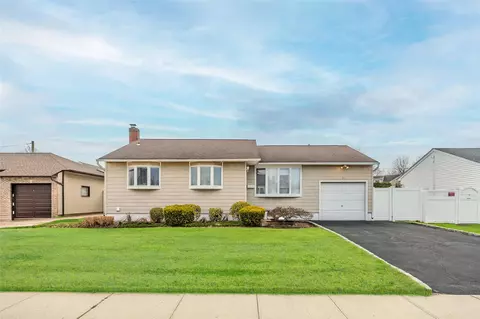 21 William Rd, Massapequa, NY 11758