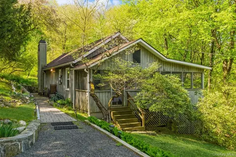 3 Berry Hl, Putnam Valley, NY 10579