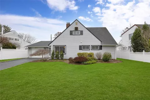 80 Tardy Ln N, Wantagh, NY 11793