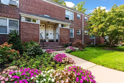 90 Edwards St #1B, North Hempstead, NY 11577