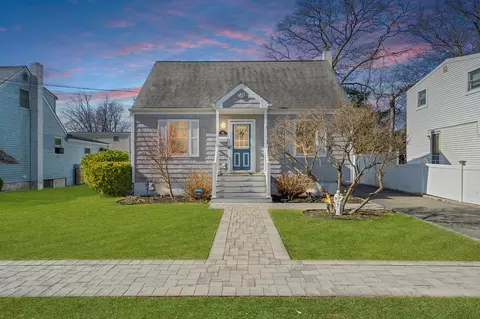 145 N Fulton Ave, Lindenhurst, NY 11757