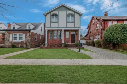 155 N 5 St, North Hempstead, NY 11040