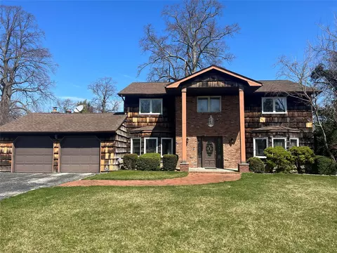 9 Mallard Cv, West Islip, NY 11795