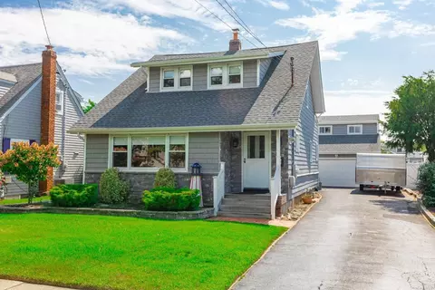 12 S Bay Ave, Amityville, NY 11701