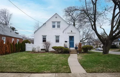 76 Moore St, North Hempstead, NY 11040