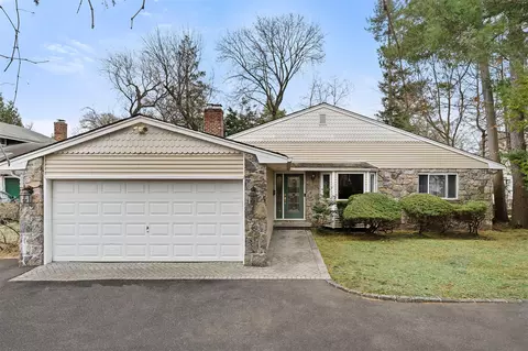66 Wooleys Ln #A, North Hempstead, NY 11023