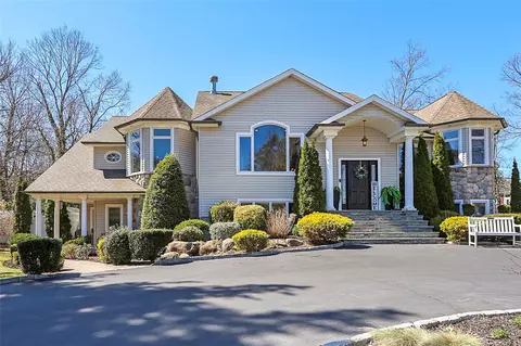 7 Burrwood Ct, East Northport, NY 11731