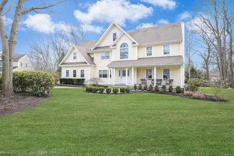 7 Pine St, Commack, NY 11725
