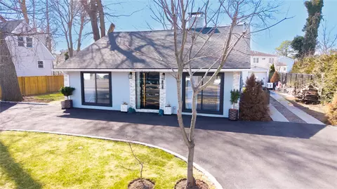 1760 Manatuck Blvd, Bay Shore, NY 11706