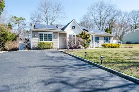 7 Marc Dr, Ridge, NY 11961