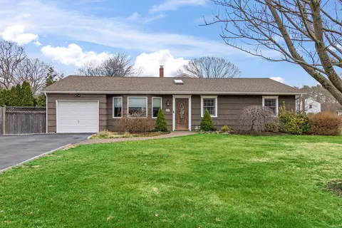 111 S Hillside Ave, Nesconset, NY 11767