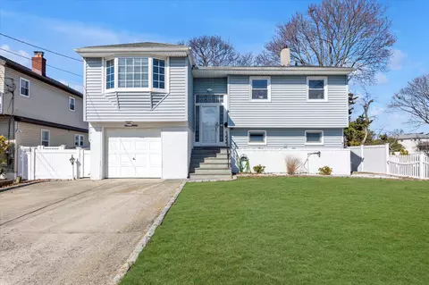 16 Beverly Rd, Wantagh, NY 11793
