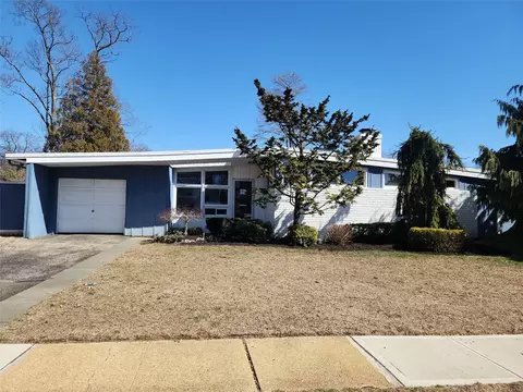 18 Oakfield Ave, Freeport, NY 11520