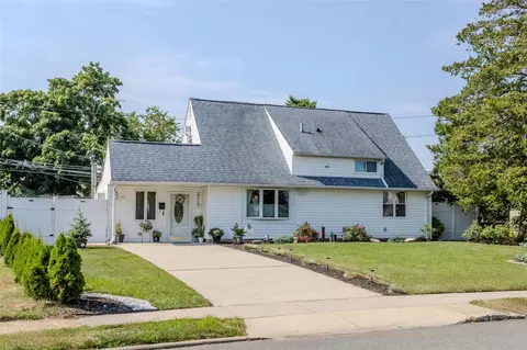 11 Friendly Rd, Hicksville, NY 11801