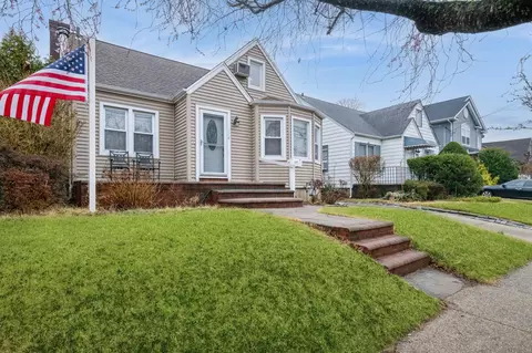 118 Kamda Blvd, New Hyde Park, NY 11040