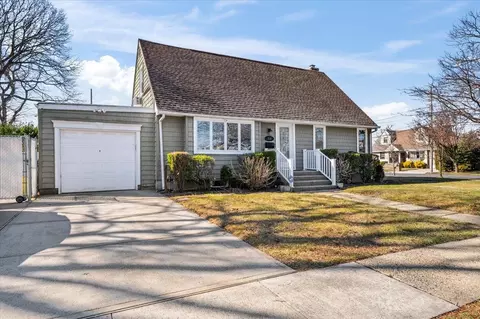 310 Clark Blvd, Massapequa Park, NY 11762