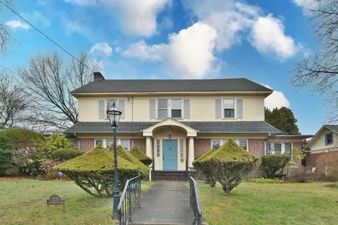 220 Pomander Rd, Mineola, NY 11501