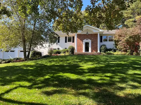 49 Cross Bow Ln, Commack, NY 11725