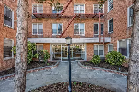 67-50 Thornton Pl #2J, New York, NY 11375
