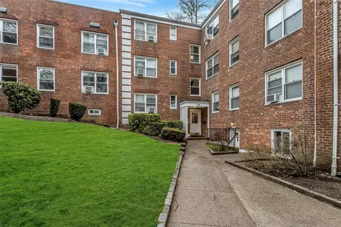 19 Edwards St #3E, North Hempstead, NY 11577