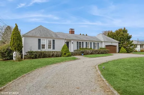 65 Saint Andrews Rd, Southampton, NY 11968