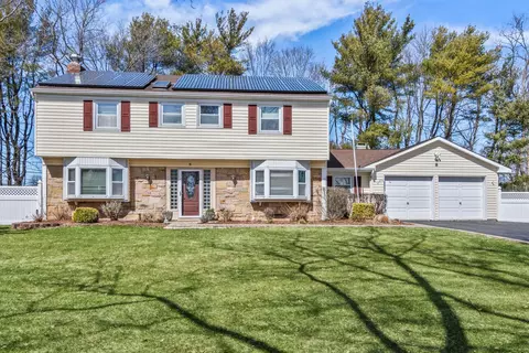 8 Teak Ct, Lake Grove, NY 11755