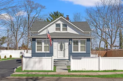 6 Duffy Ct, Central Islip, NY 11722