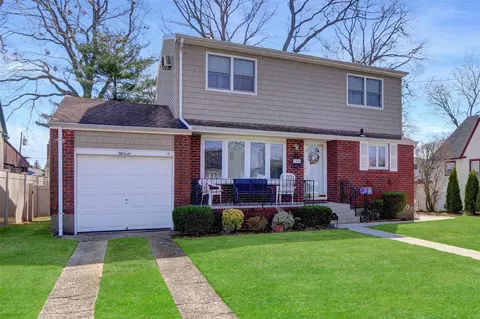 168 Tyrconnell Ave, Massapequa Park, NY 11762