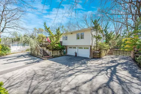 94 Shirley Ct, Smithtown, NY 11787
