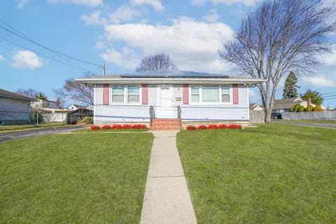 211 Albany Ave, Lindenhurst, NY 11757