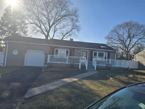 1036 Carll Dr, Bay Shore, NY 11706