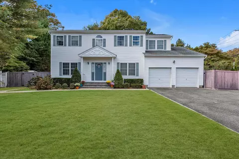3 Ona Ave, Dix Hills, NY 11746